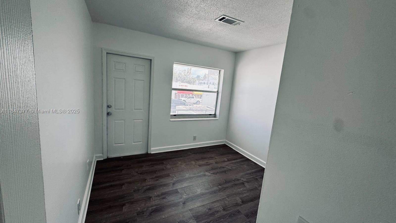 See details / 2852 sq. ft. $ 2025-07-25 0 Photo