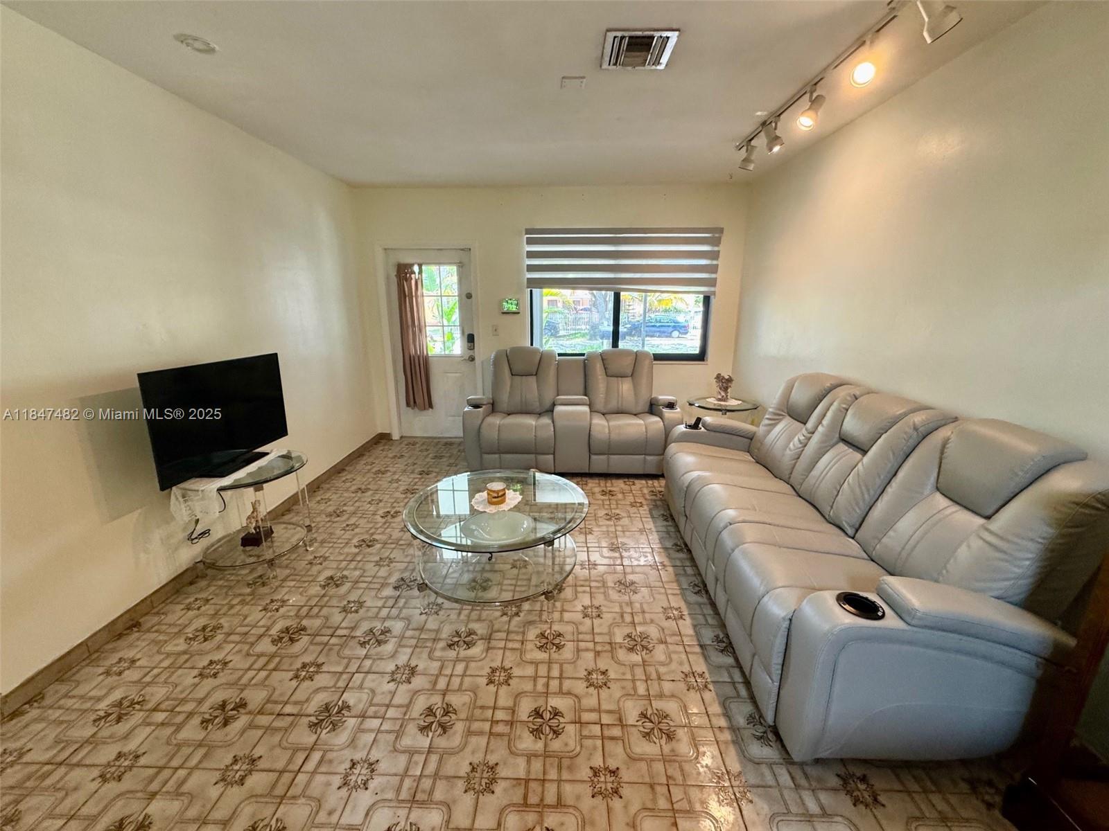 See details / 2600 sq. ft. $ 2025-07-26 0 Photo
