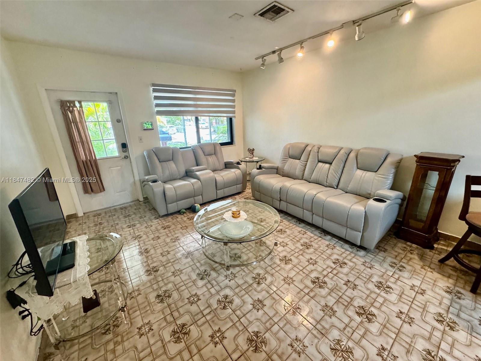 See details / 2600 sq. ft. $ 2025-07-26 0 Photo