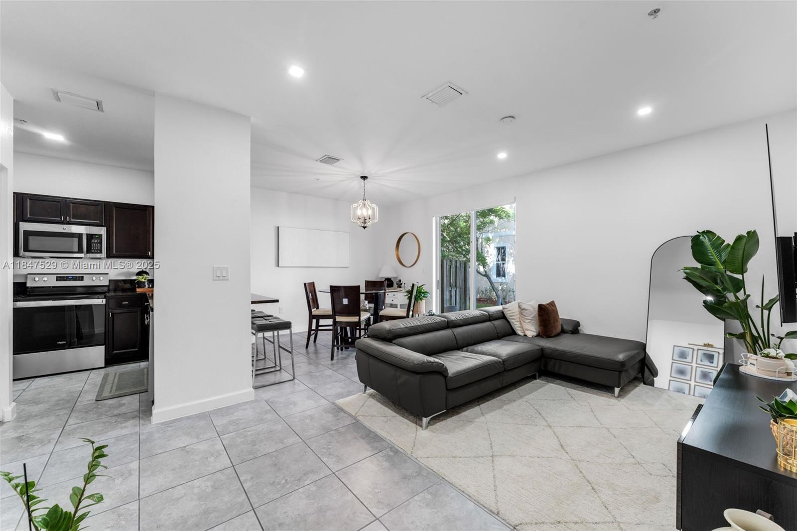 Подробнее 10 3 / 2 1151 кв.футов $ 2025-11-13 0 Фото