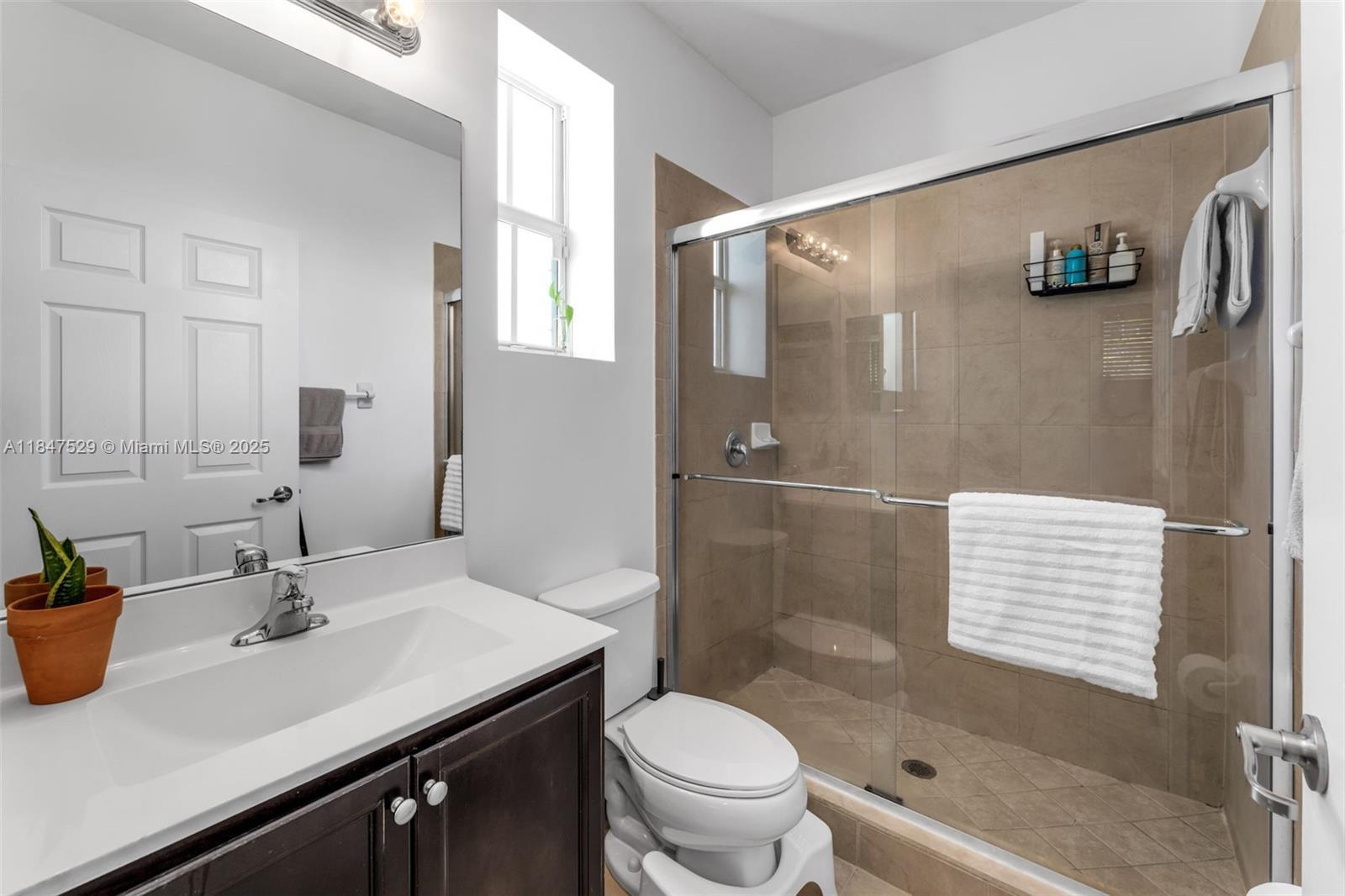 Подробнее 10 3 / 2 1151 кв.футов $ 2025-11-13 0 Фото