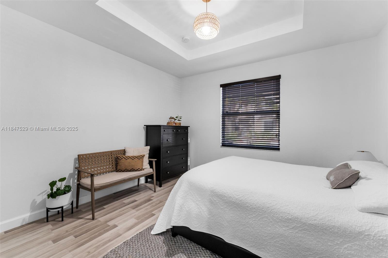 Подробнее 10 3 / 2 1151 кв.футов $ 2025-11-13 0 Фото