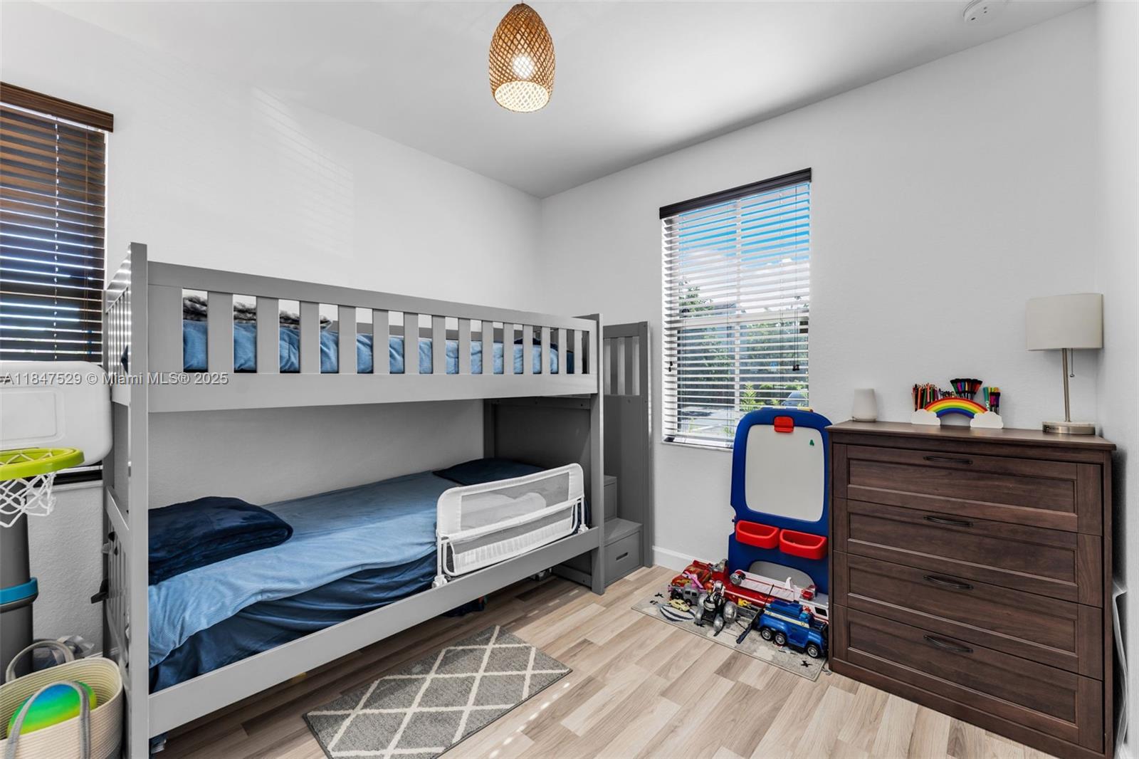 Подробнее 10 3 / 2 1151 кв.футов $ 2025-11-13 0 Фото