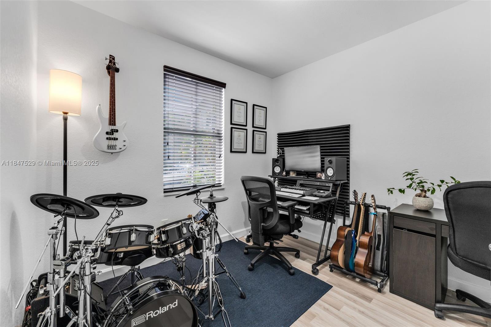 Подробнее 10 3 / 2 1151 кв.футов $ 2025-11-13 0 Фото