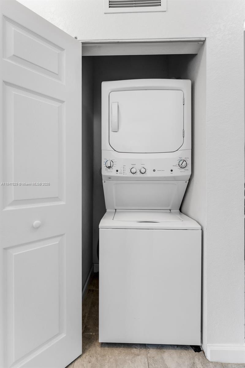 Подробнее 10 3 / 2 1151 кв.футов $ 2025-11-13 0 Фото