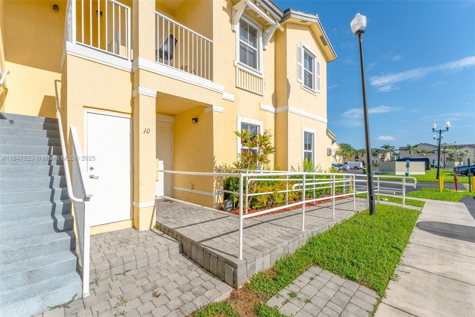 Подробнее 10 3 / 2 1151 кв.футов $ 2025-11-13 0 Фото