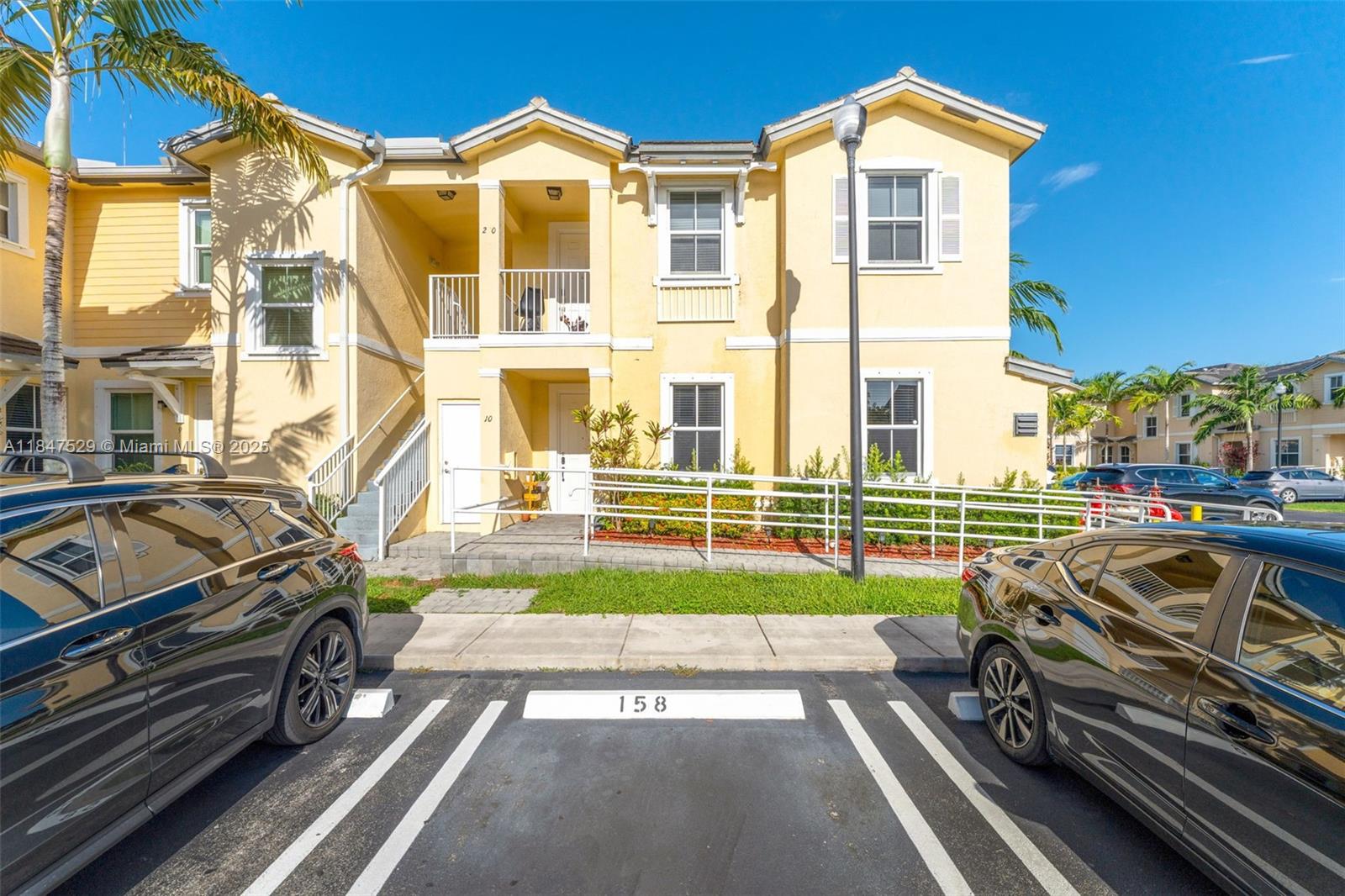 Подробнее 10 3 / 2 1151 кв.футов $ 2025-11-13 0 Фото