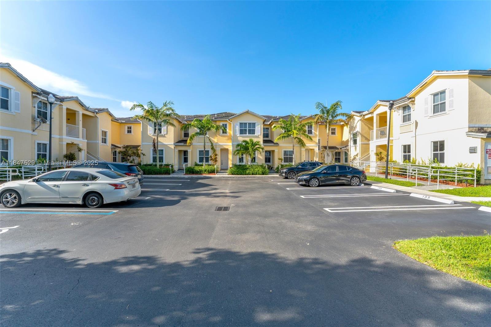 Подробнее 10 3 / 2 1151 кв.футов $ 2025-11-13 0 Фото