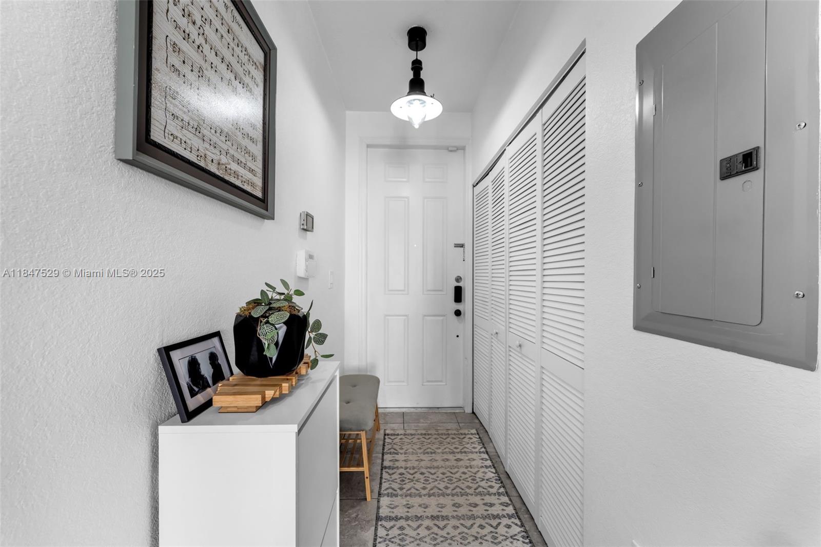 Подробнее 10 3 / 2 1151 кв.футов $ 2025-11-13 0 Фото