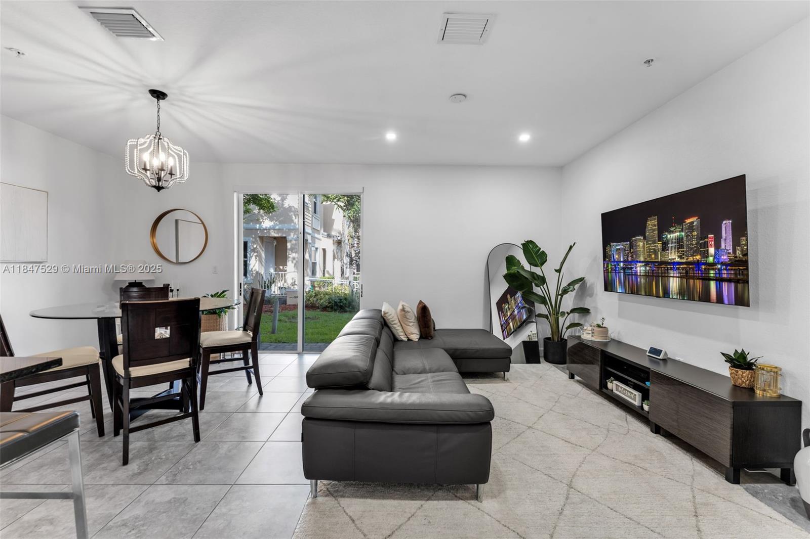 Подробнее 10 3 / 2 1151 кв.футов $ 2025-11-13 0 Фото