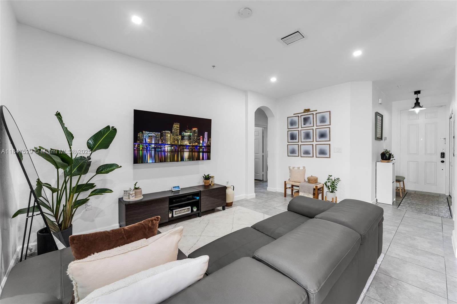 Подробнее 10 3 / 2 1151 кв.футов $ 2025-11-13 0 Фото