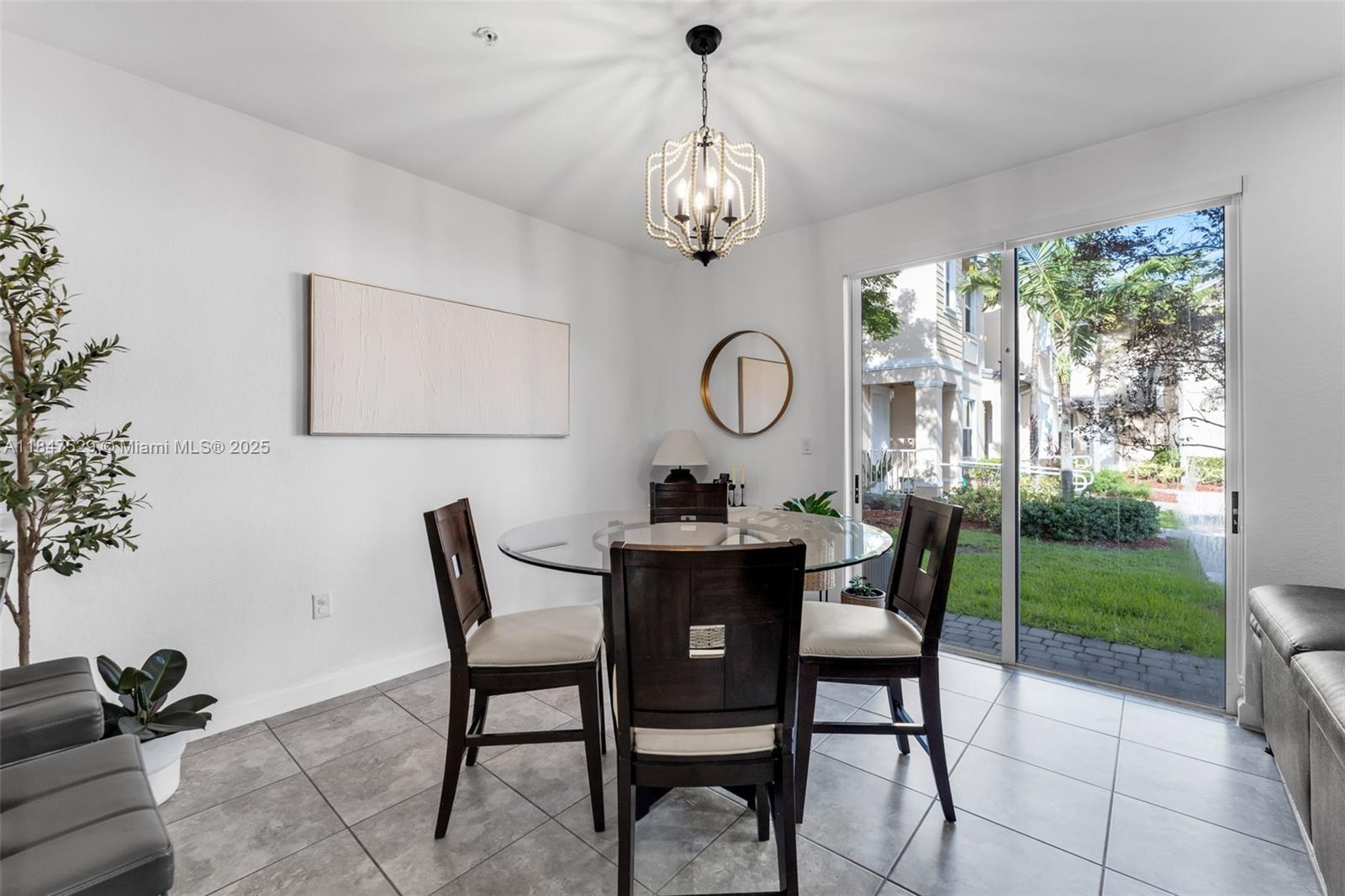 Подробнее 10 3 / 2 1151 кв.футов $ 2025-11-13 0 Фото