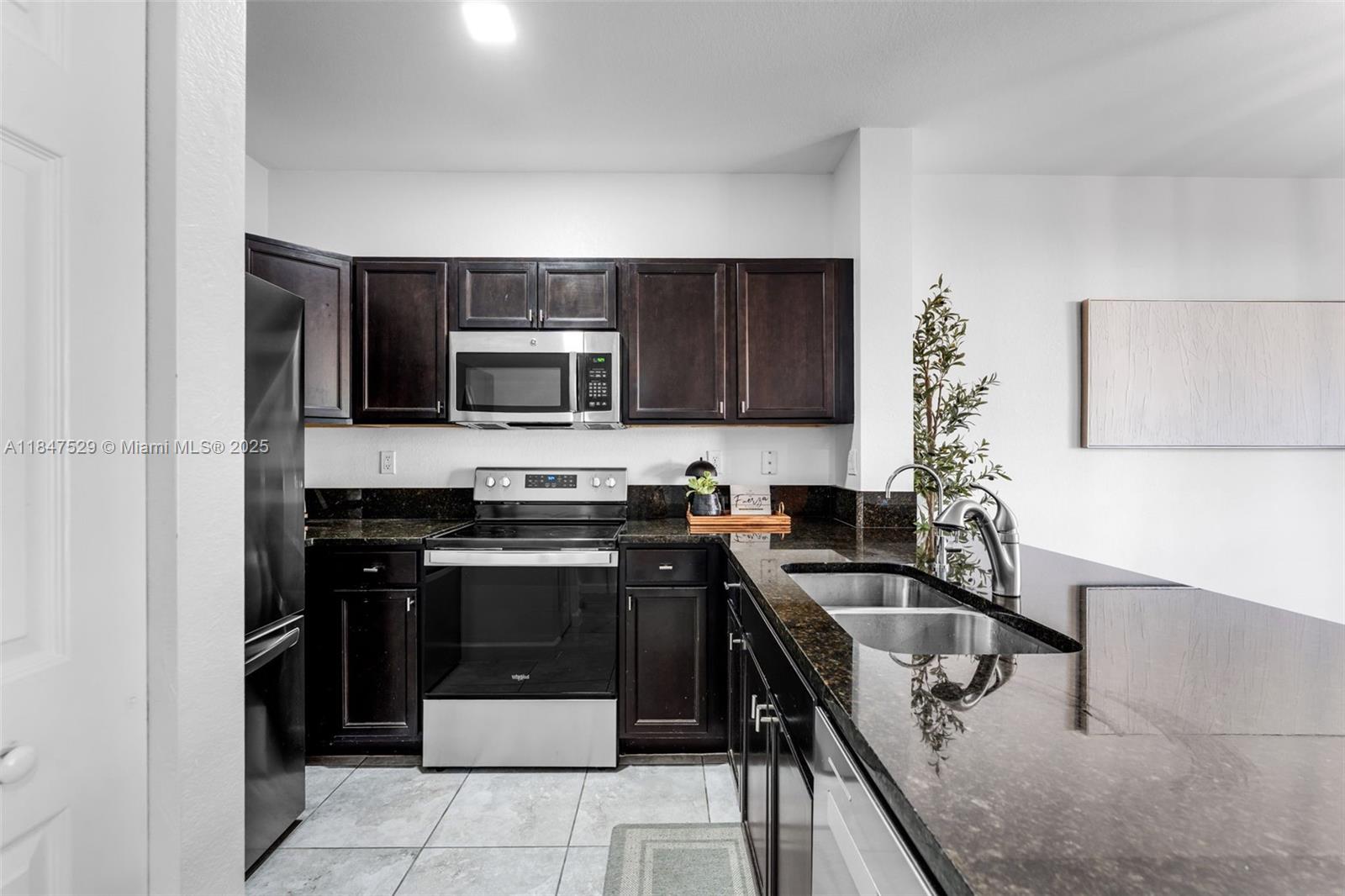 Подробнее 10 3 / 2 1151 кв.футов $ 2025-11-13 0 Фото