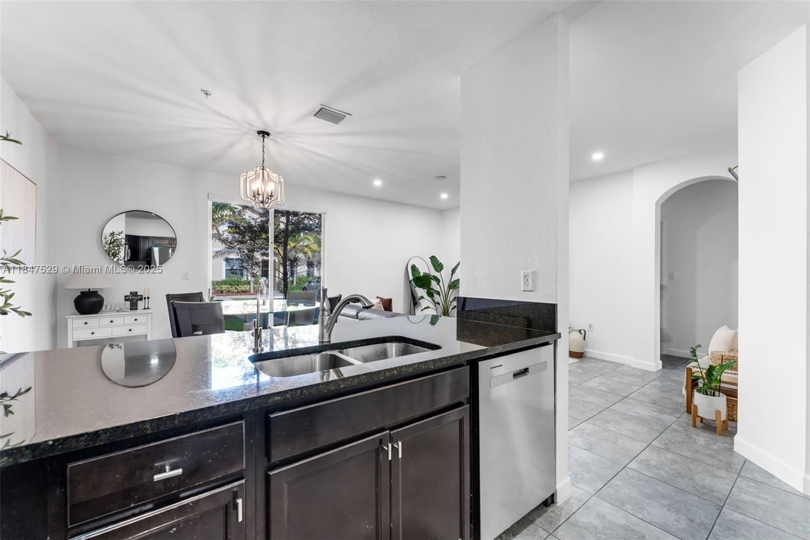 Подробнее 10 3 / 2 1151 кв.футов $ 2025-11-13 0 Фото