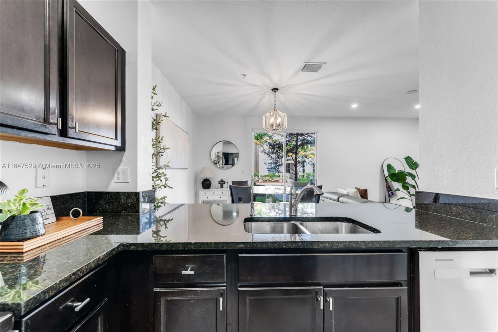 Подробнее 10 3 / 2 1151 кв.футов $ 2025-11-13 0 Фото