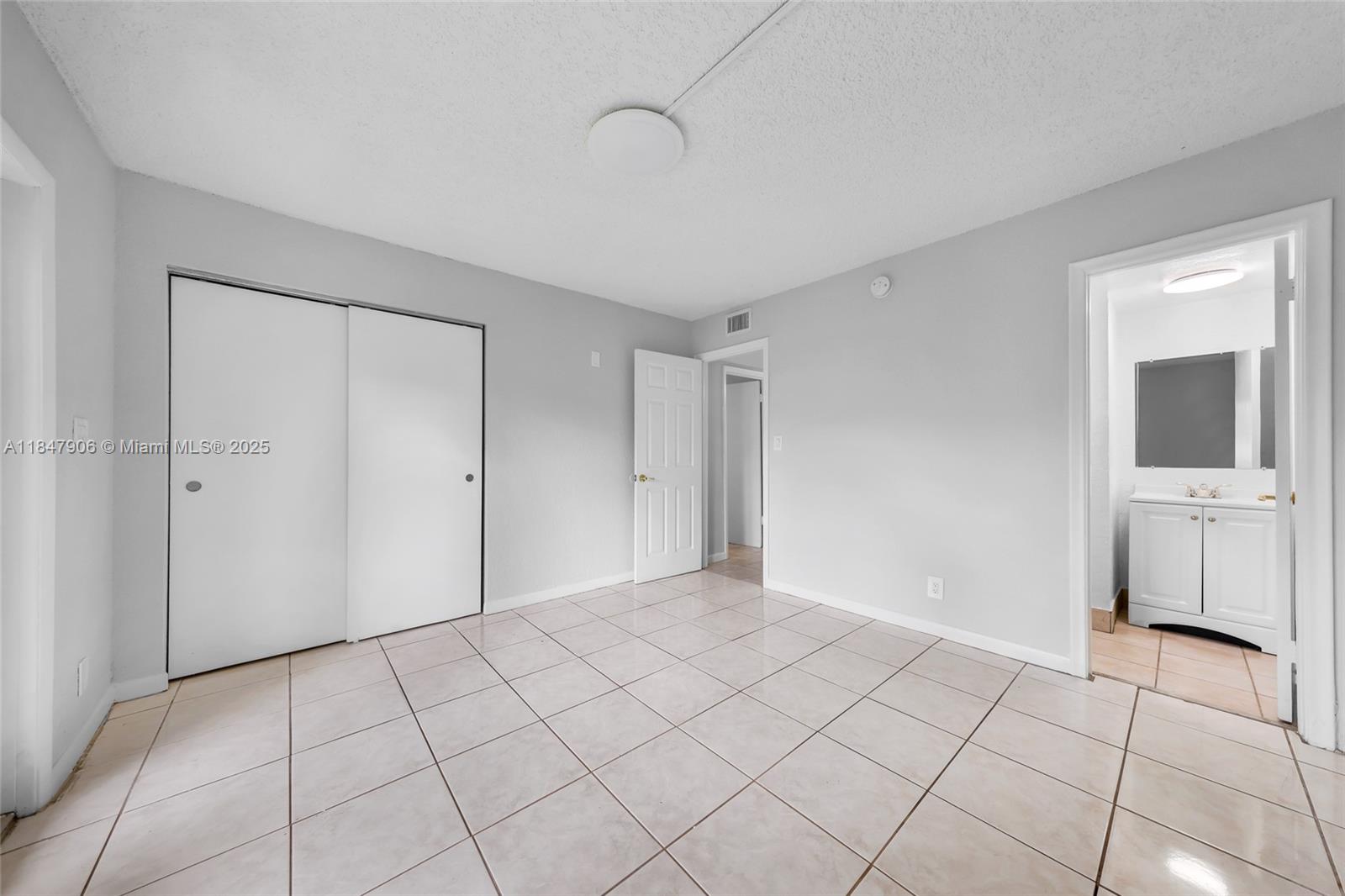 See details / 4243 sq. ft. $ 2025-07-28 0 Photo