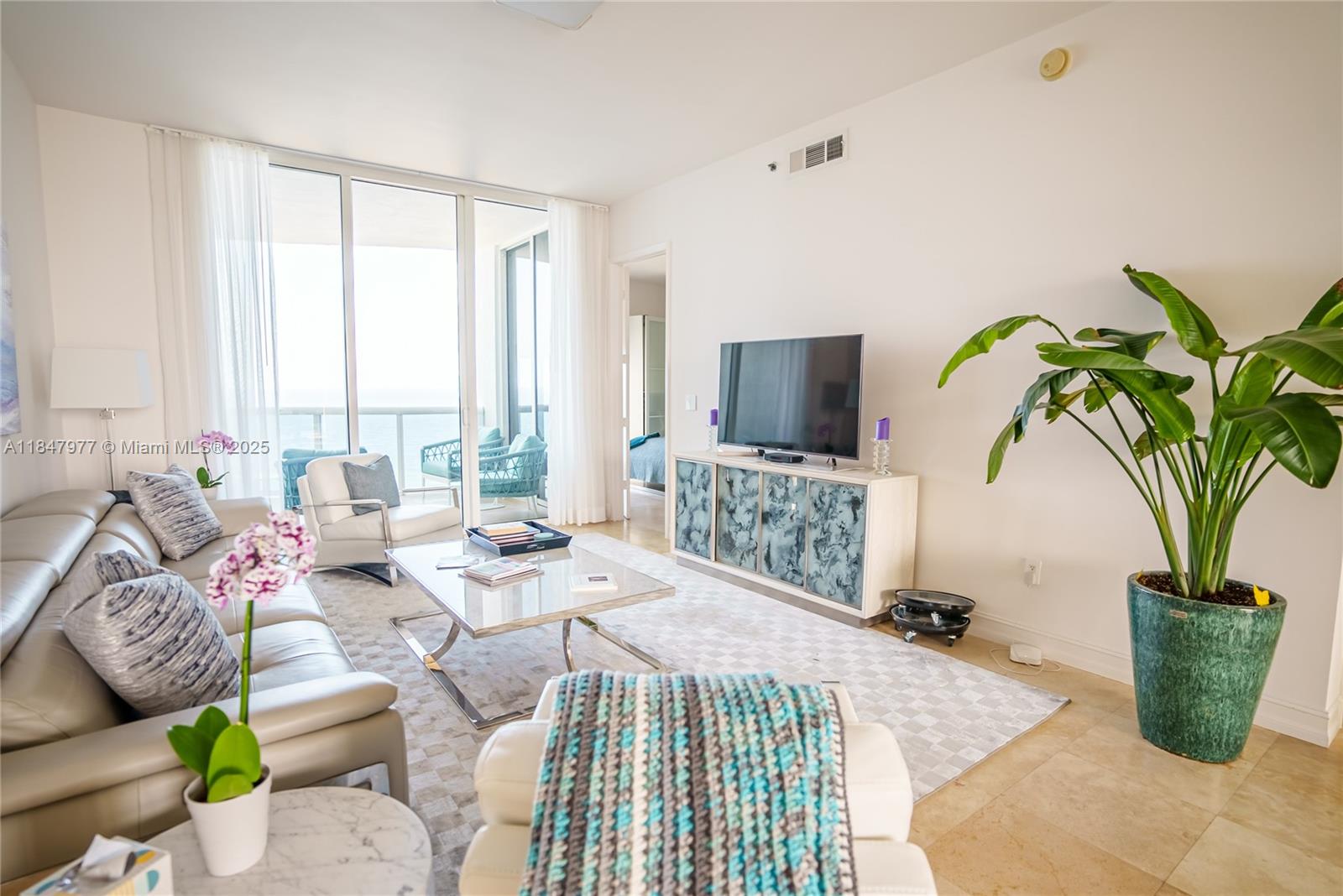 See details 1104 3 / 4 2327 sq. ft. $ 2025-07-28 0 Photo
