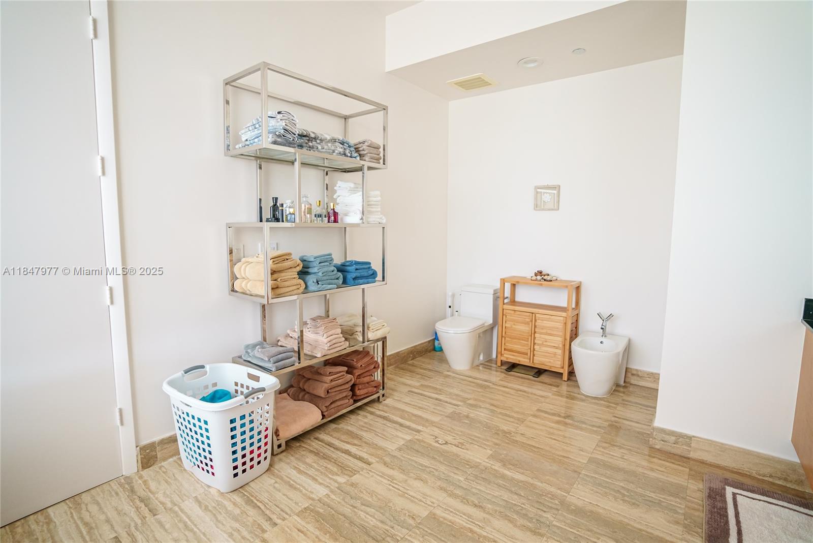 See details 1104 3 / 4 2327 sq. ft. $ 2025-07-28 0 Photo