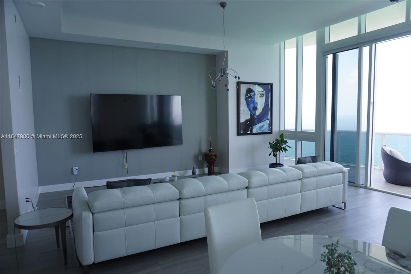 See details 4301 3 / 4 2768 sq. ft. $ 2025-07-28 0 Photo