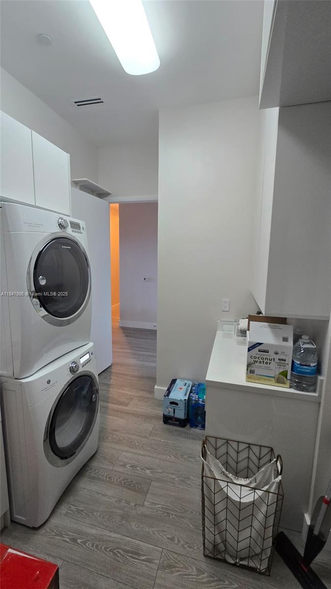 See details 4301 3 / 4 2768 sq. ft. $ 2025-07-28 0 Photo