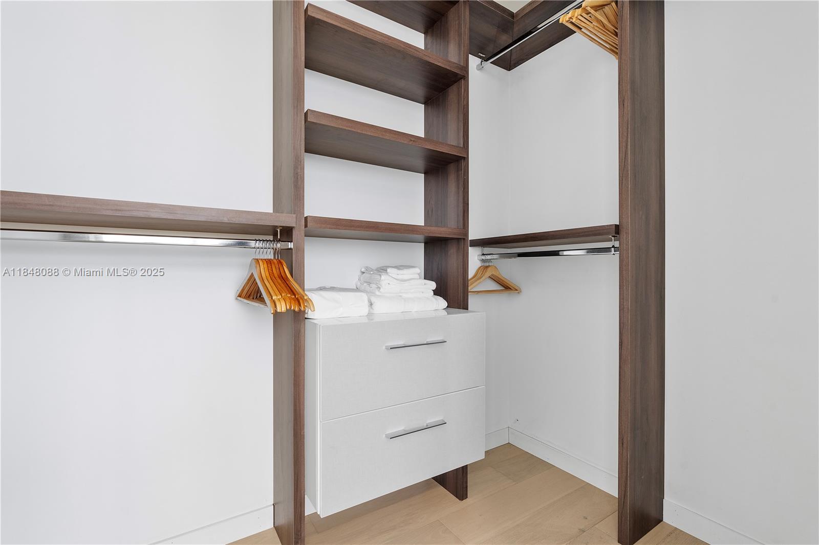See details 3605 4 / 6 3204 sq. ft. $ 2025-09-22 0 Photo