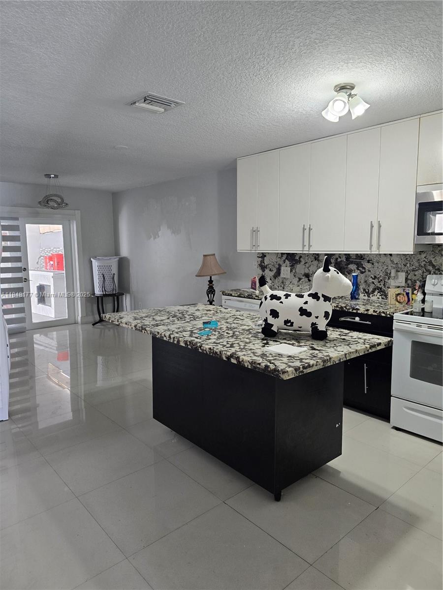 See details 11465 3 / 2 1130 sq. ft. $ 2025-07-28 0 Photo