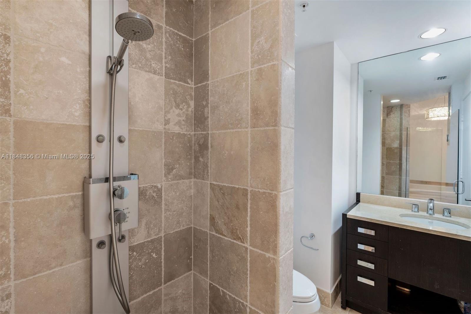 Ver detalles 604 2 / 3 1643 sq. ft. $ 2025-07-28 0 foto
