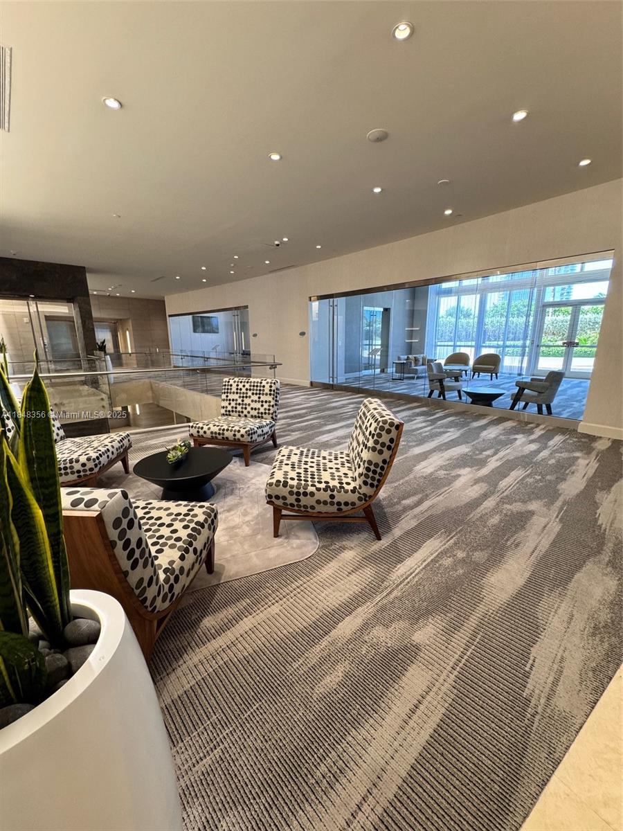 Ver detalles 604 2 / 3 1643 sq. ft. $ 2025-07-28 0 foto