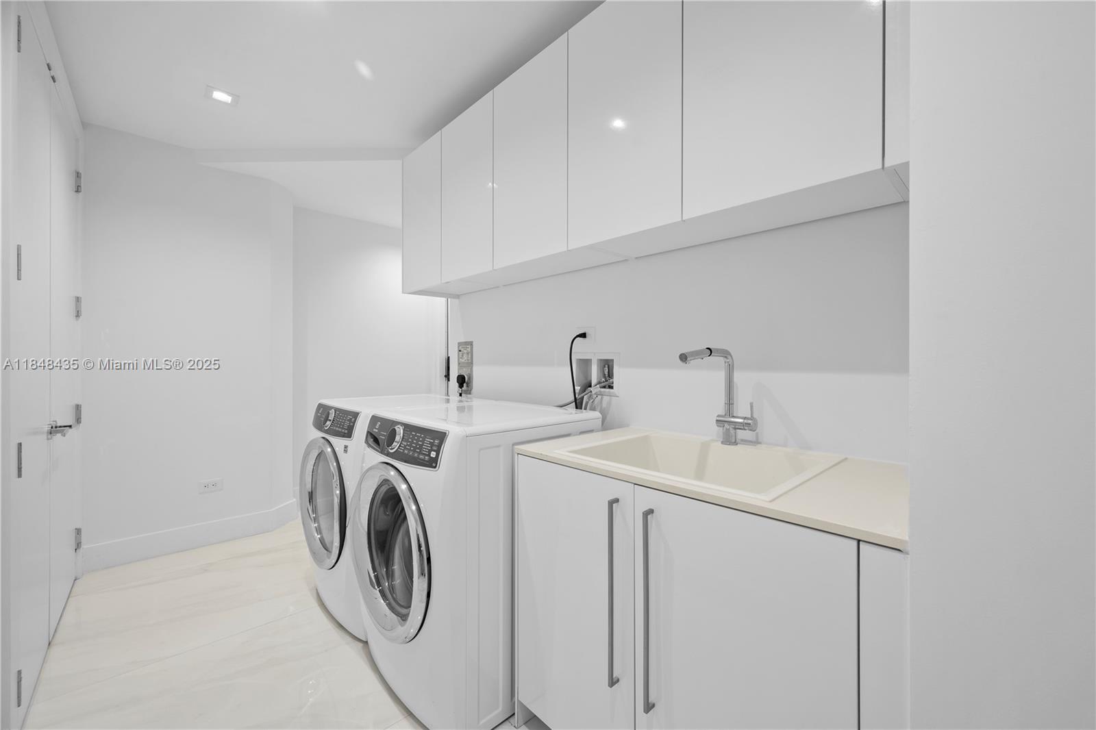 2603 3 / 5 3110 sq. ft. $ 2025-07-28 0 foto