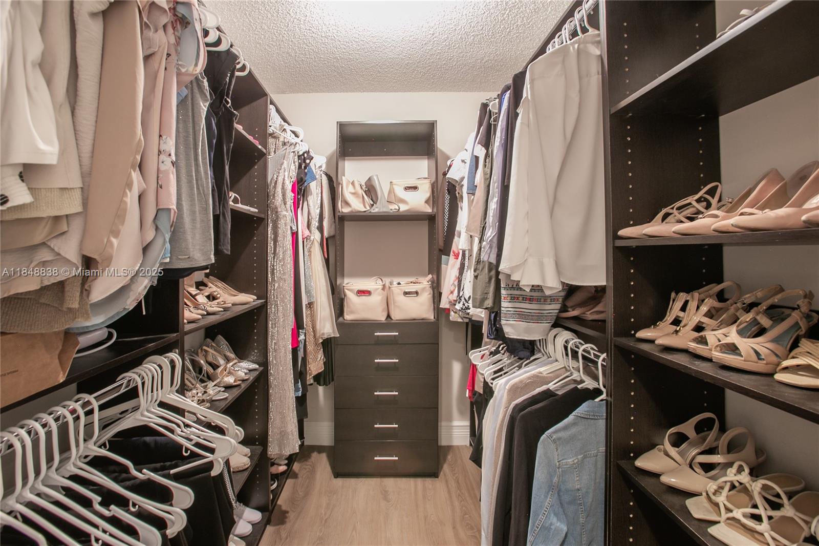 See details 511 2 / 3 1950 sq. ft. $ 2025-07-29 0 Photo