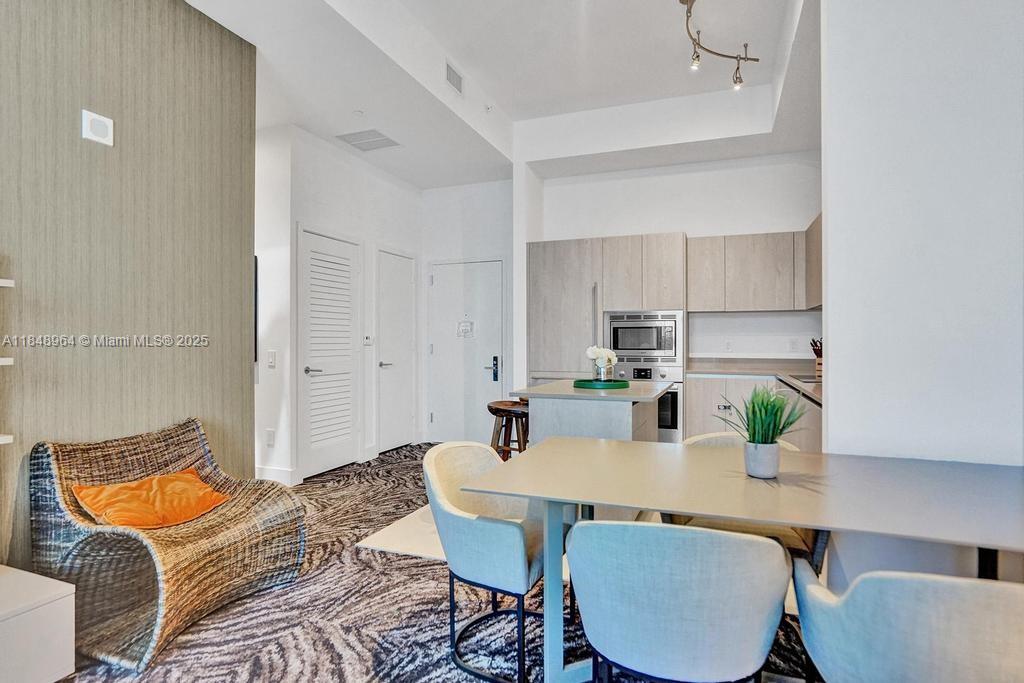 See details 304 1 / 1 653 sq. ft. $ 2025-07-29 0 Photo