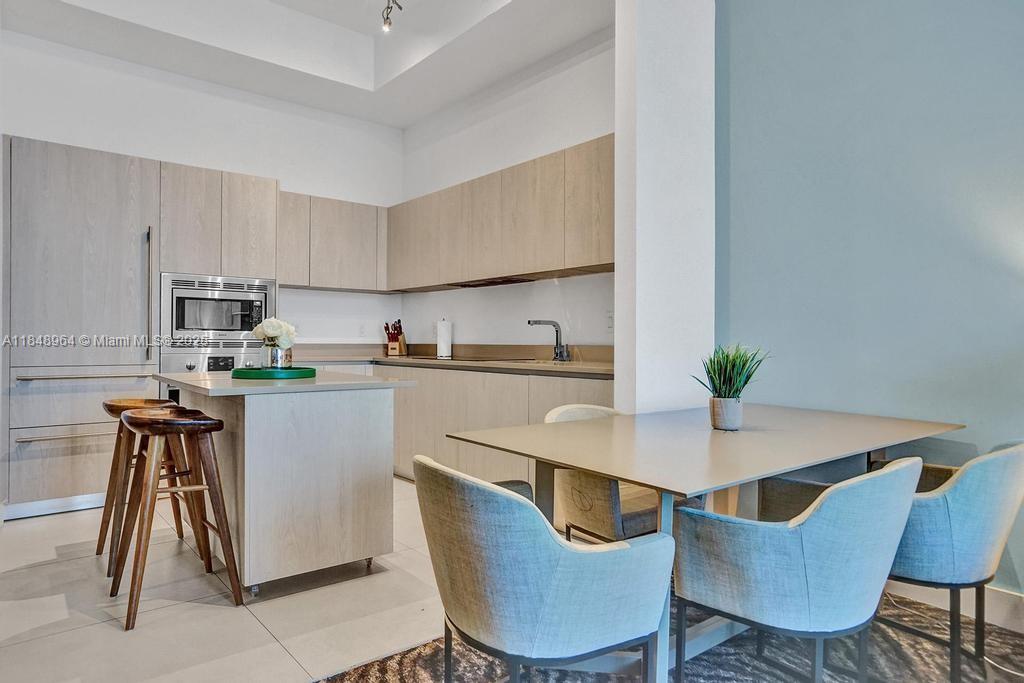 See details 304 1 / 1 653 sq. ft. $ 2025-07-29 0 Photo