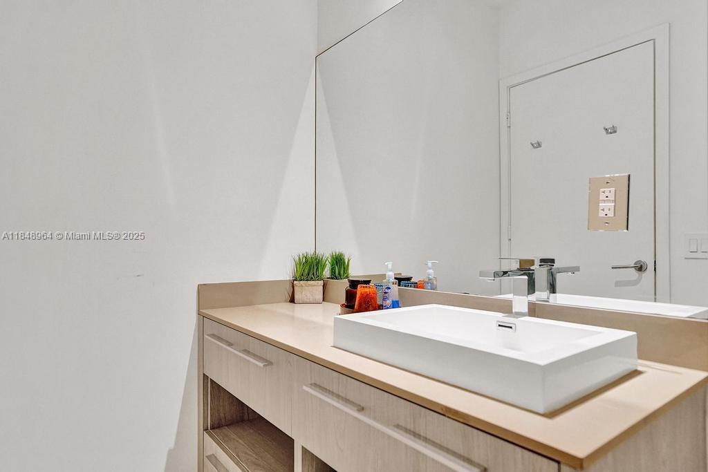 See details 304 1 / 1 653 sq. ft. $ 2025-07-29 0 Photo