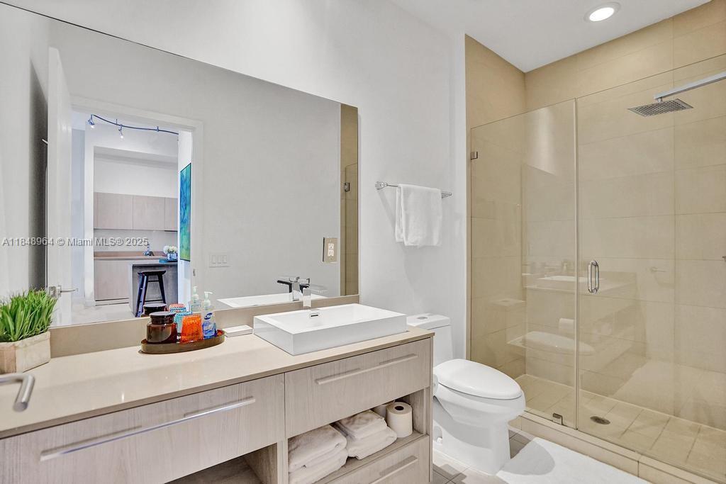 See details 304 1 / 1 653 sq. ft. $ 2025-07-29 0 Photo