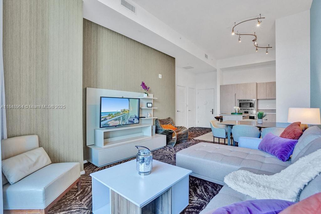 See details 304 1 / 1 653 sq. ft. $ 2025-07-29 0 Photo