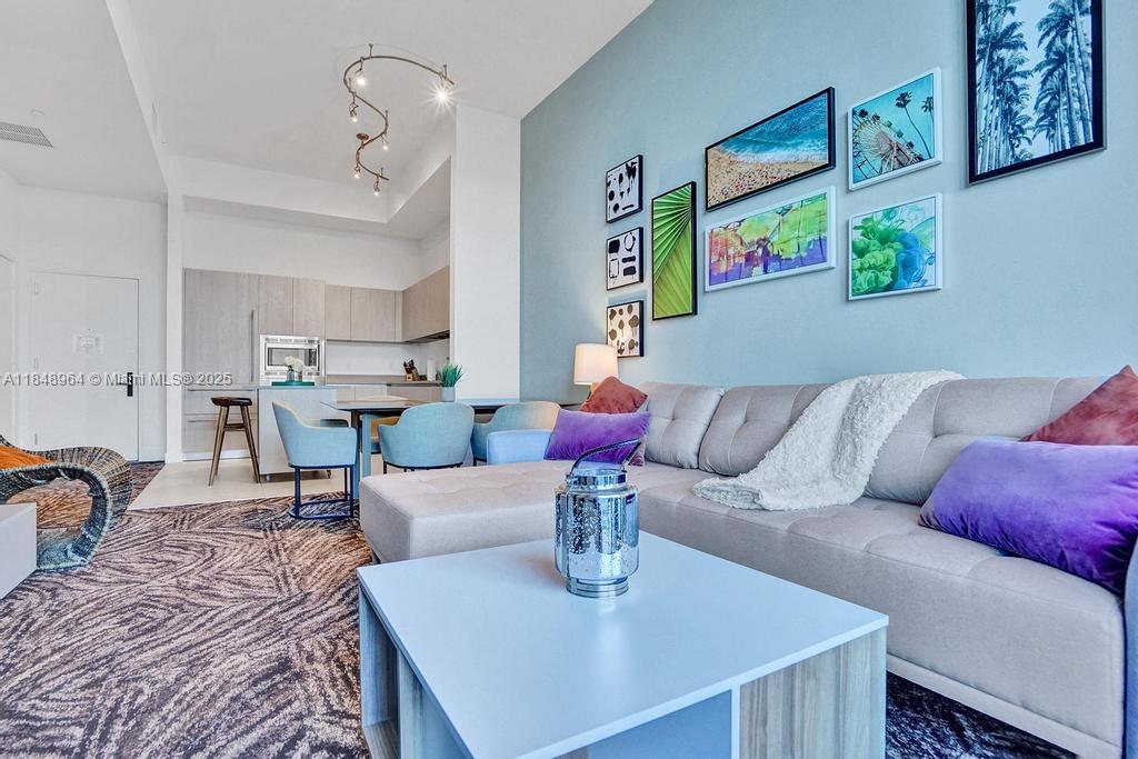 See details 304 1 / 1 653 sq. ft. $ 2025-07-29 0 Photo