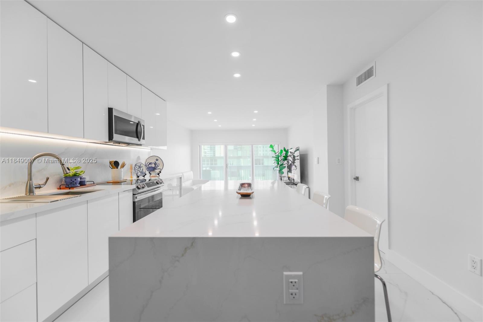 See details 3D 1 / 2 870 sq. ft. $ 2025-07-29 0 Photo