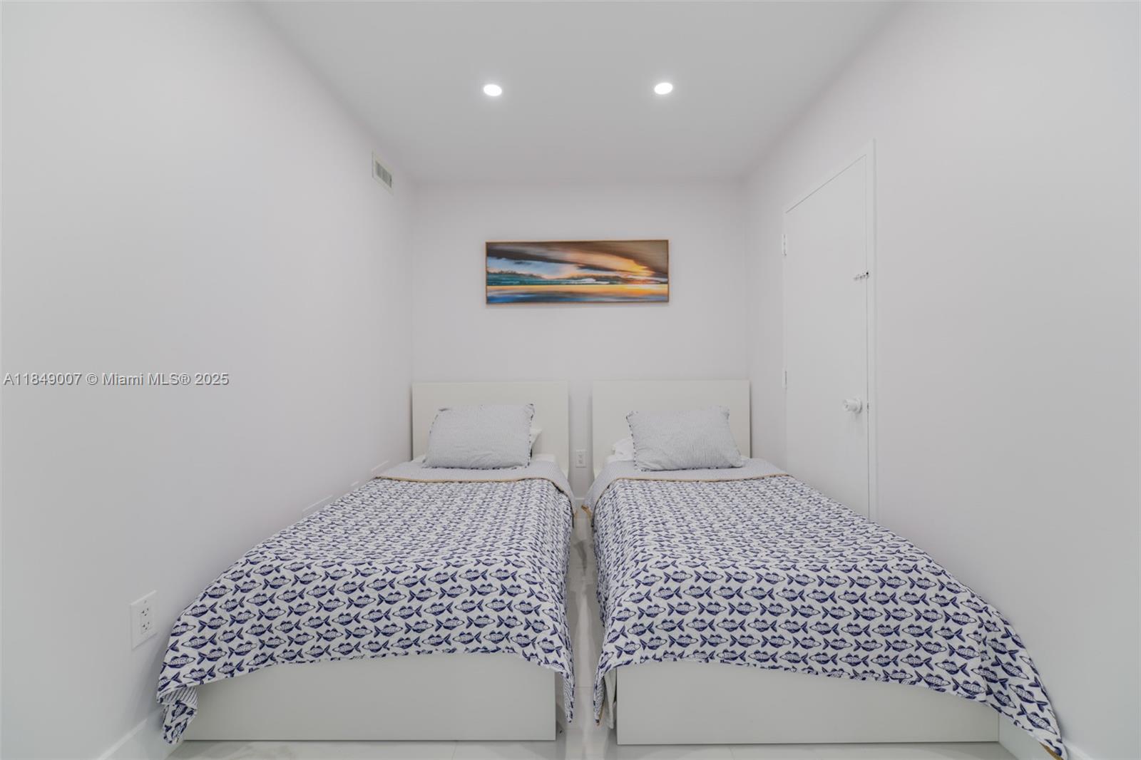 See details 3D 1 / 2 870 sq. ft. $ 2025-07-29 0 Photo