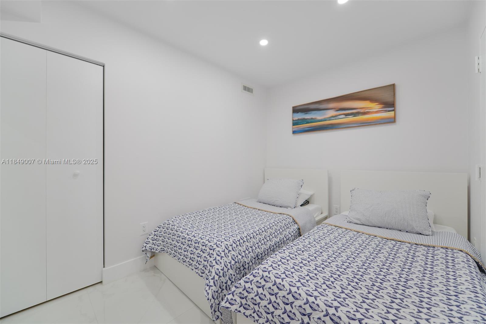 See details 3D 1 / 2 870 sq. ft. $ 2025-07-29 0 Photo