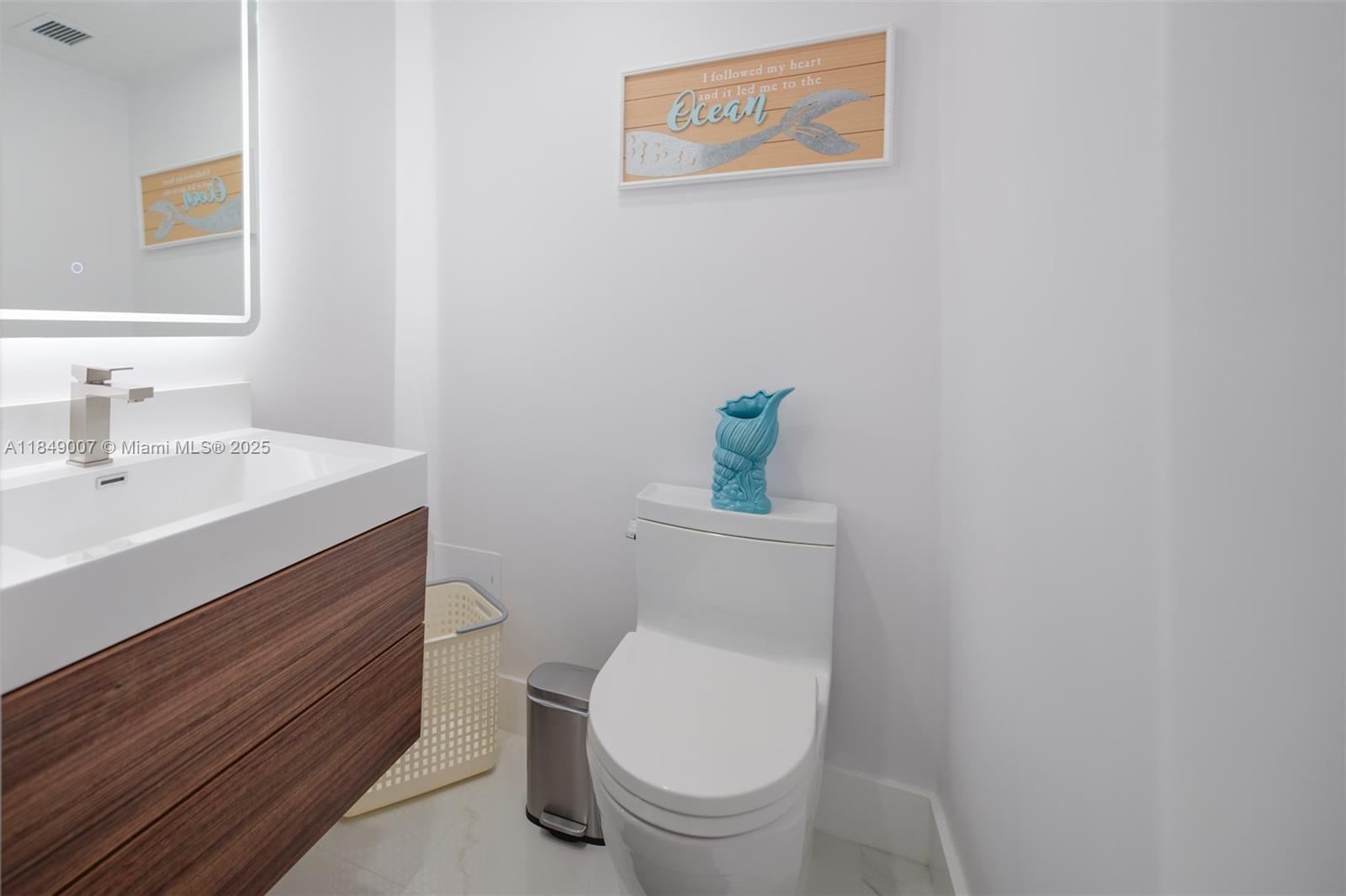 See details 3D 1 / 2 870 sq. ft. $ 2025-07-29 0 Photo