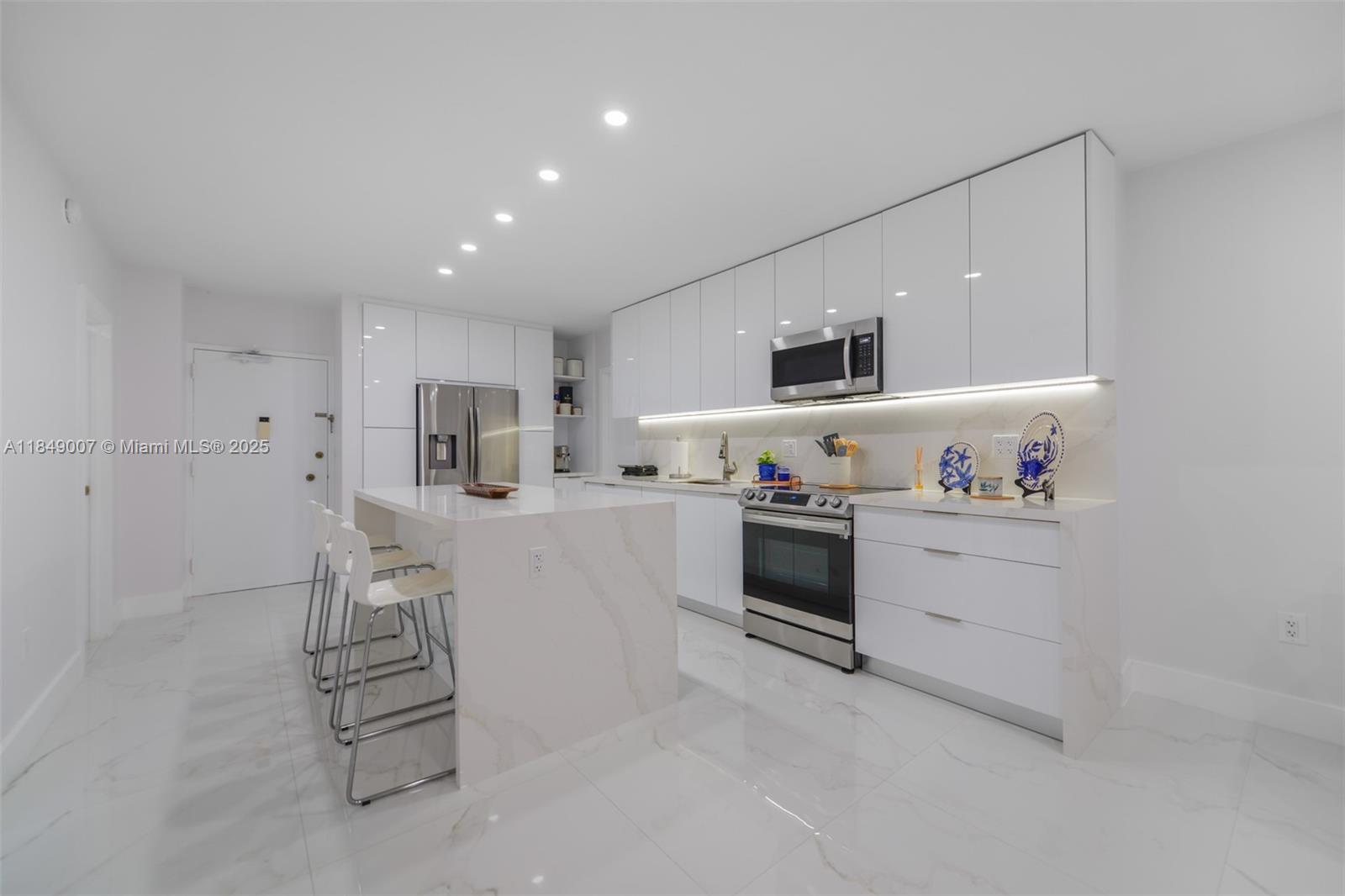 See details 3D 1 / 2 870 sq. ft. $ 2025-07-29 0 Photo