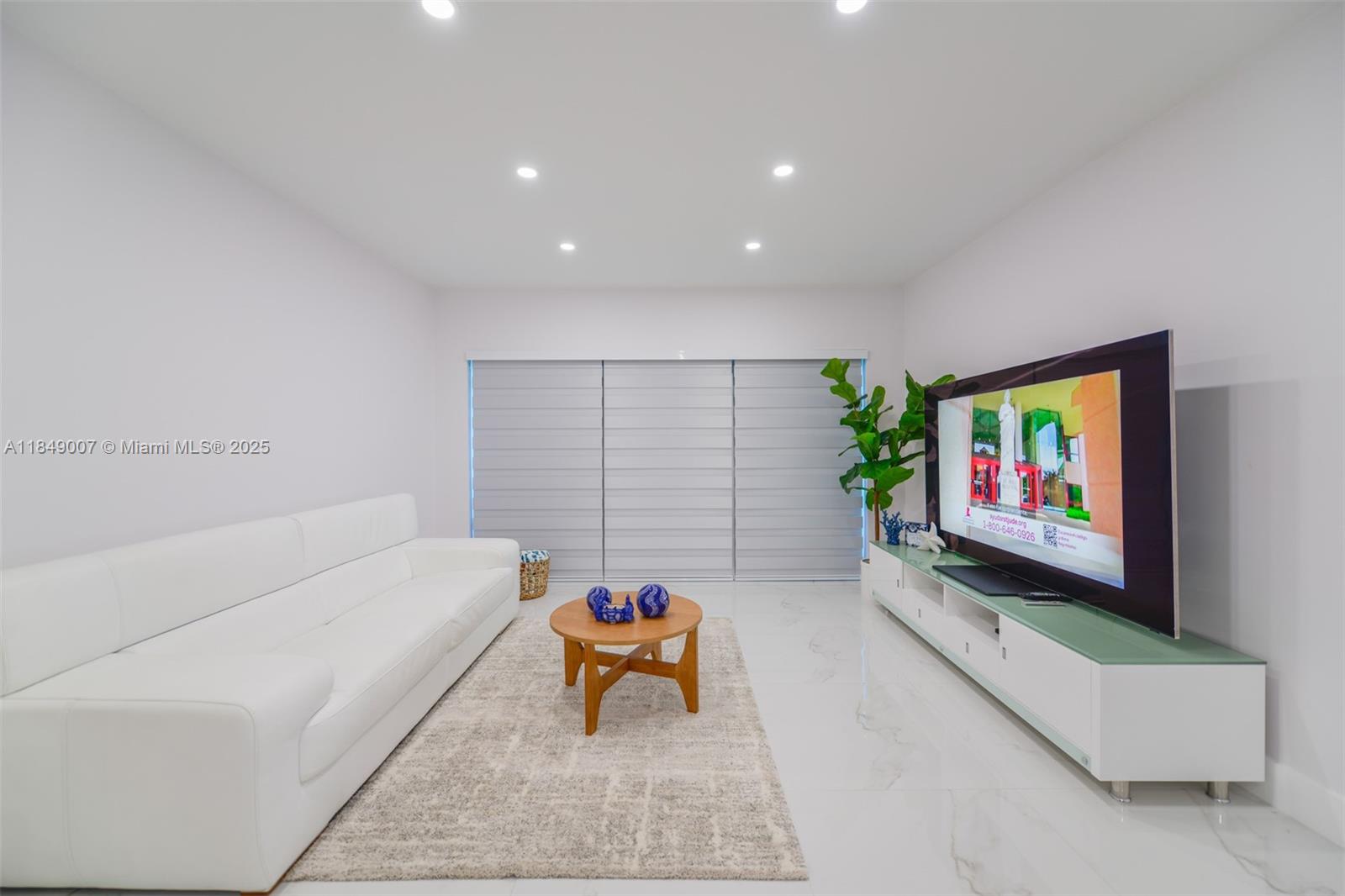 See details 3D 1 / 2 870 sq. ft. $ 2025-07-29 0 Photo