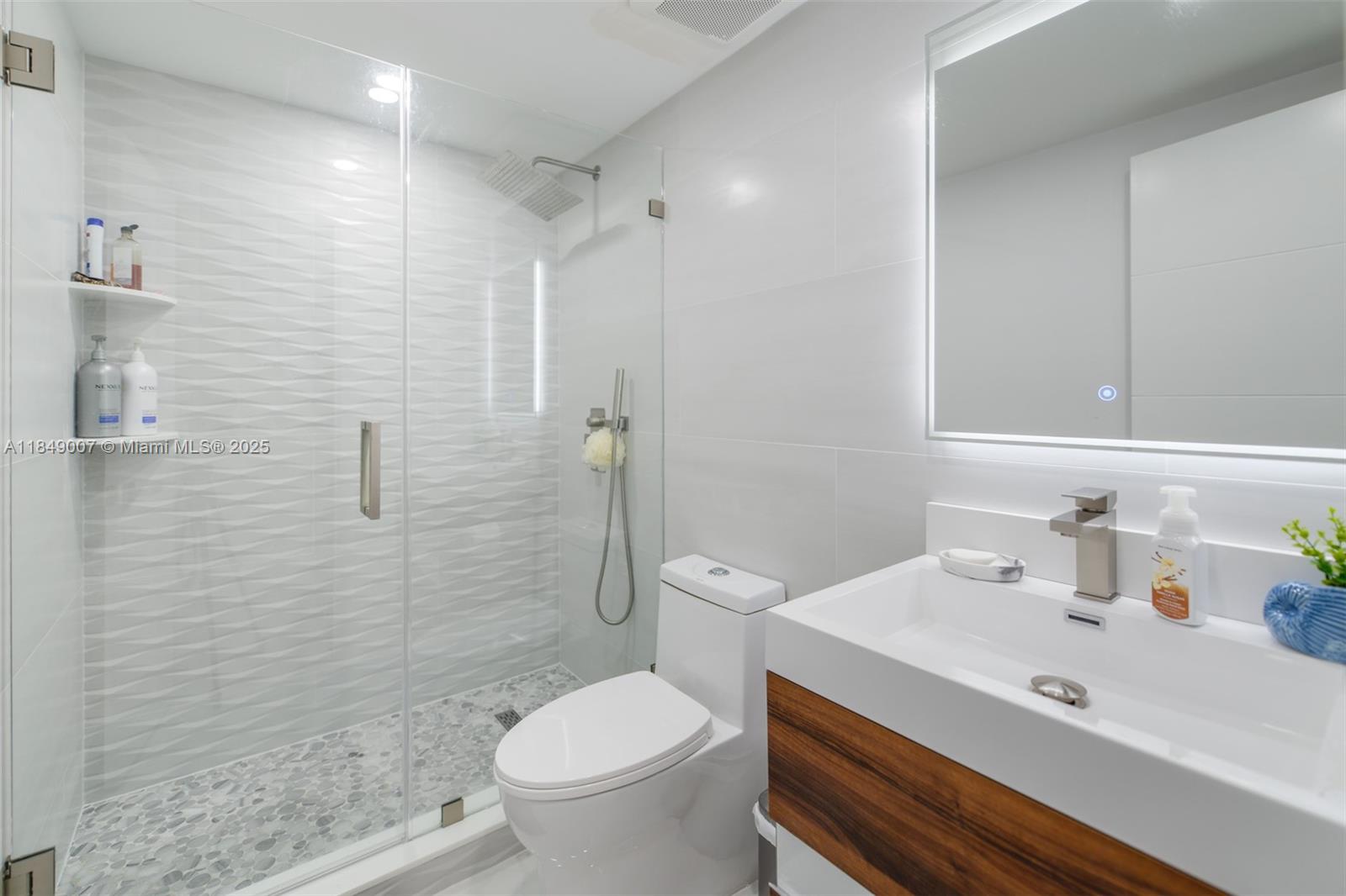 See details 3D 1 / 2 870 sq. ft. $ 2025-07-29 0 Photo