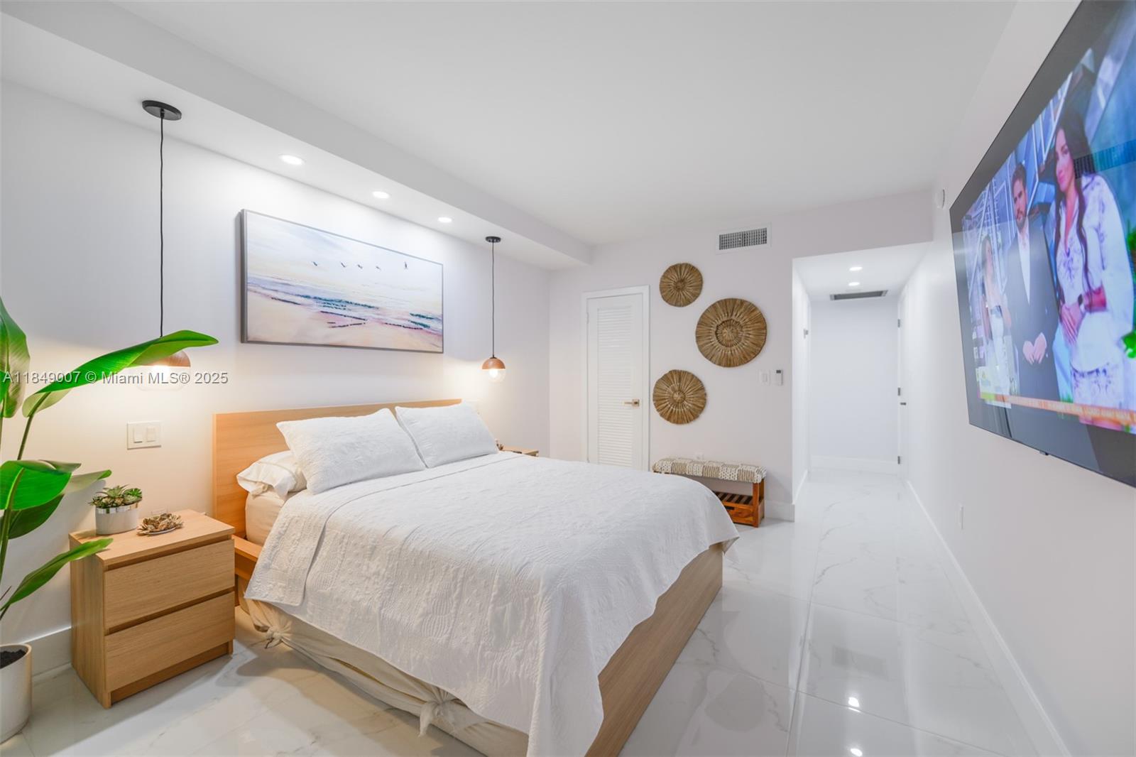 See details 3D 1 / 2 870 sq. ft. $ 2025-07-29 0 Photo