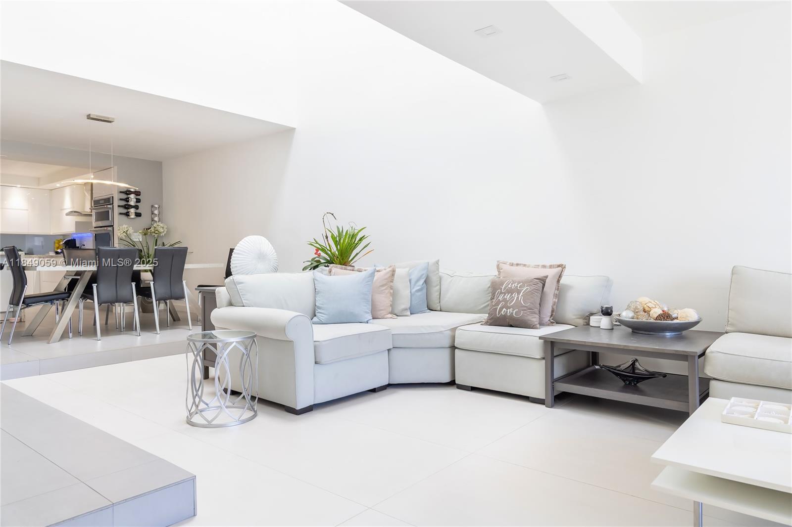 See details 330 4 / 3 2425 sq. ft. $ 2025-07-29 0 Photo