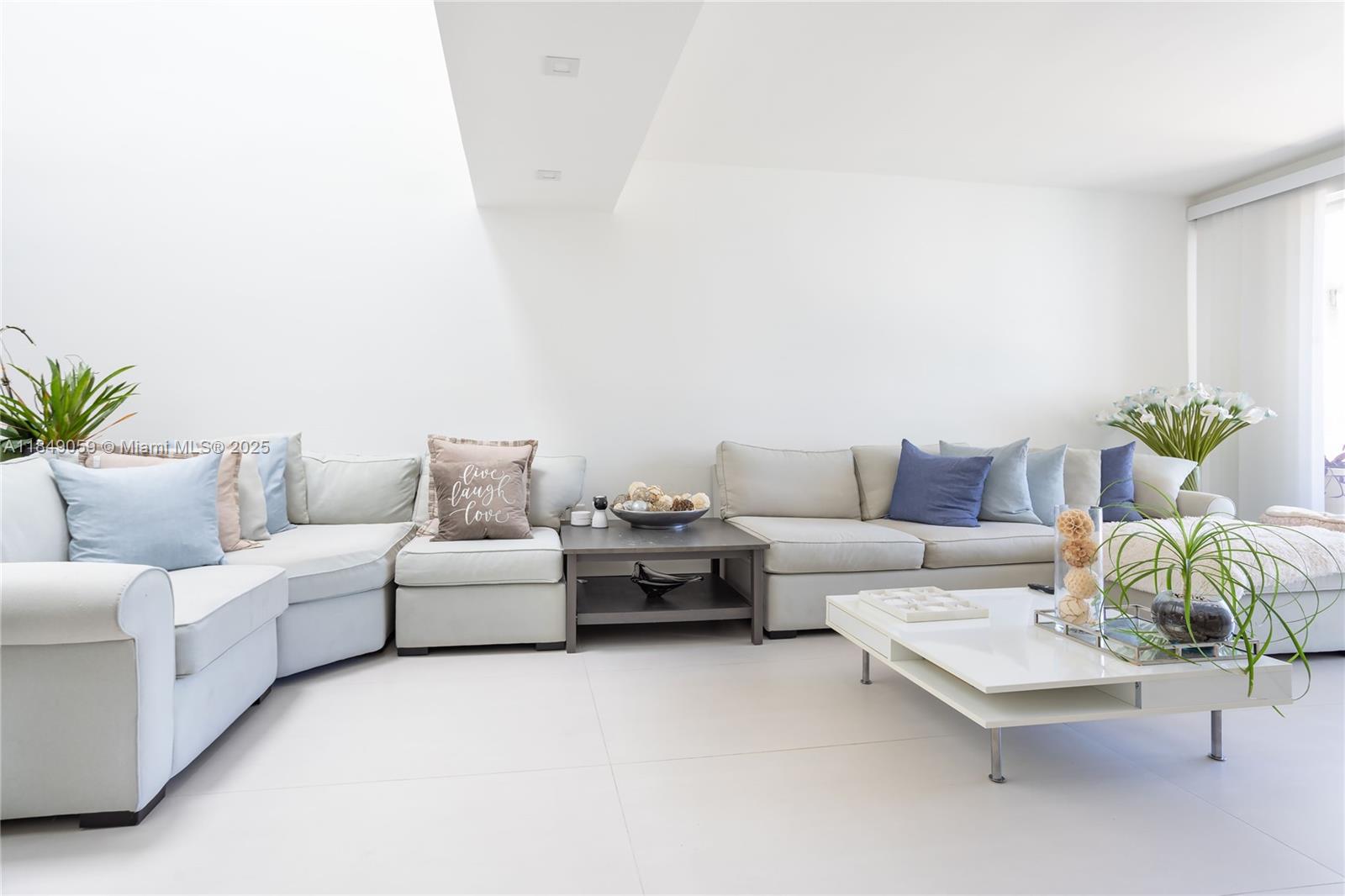 See details 330 4 / 3 2425 sq. ft. $ 2025-07-29 0 Photo