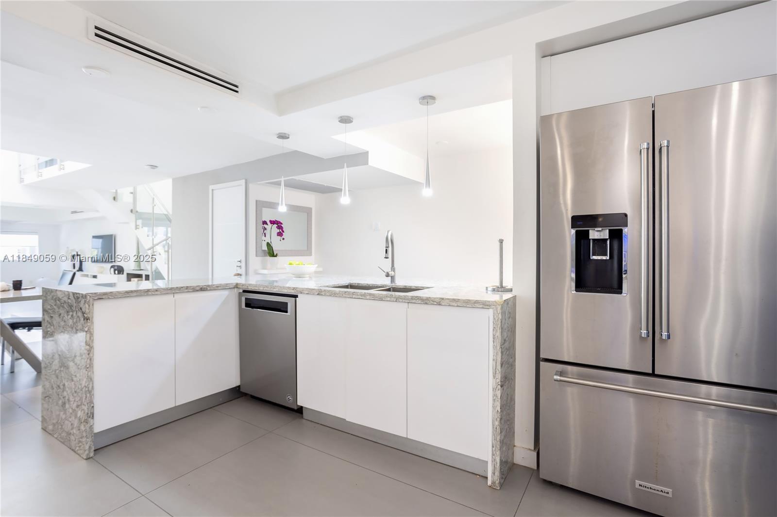 See details 330 4 / 3 2425 sq. ft. $ 2025-07-29 0 Photo