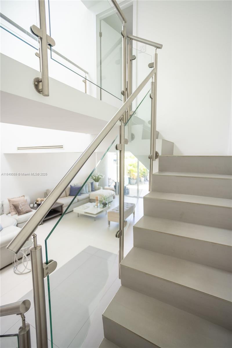 See details 330 4 / 3 2425 sq. ft. $ 2025-07-29 0 Photo