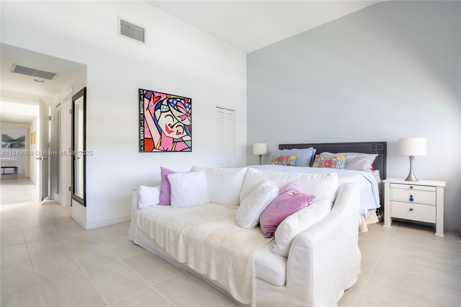See details 330 4 / 3 2425 sq. ft. $ 2025-07-29 0 Photo