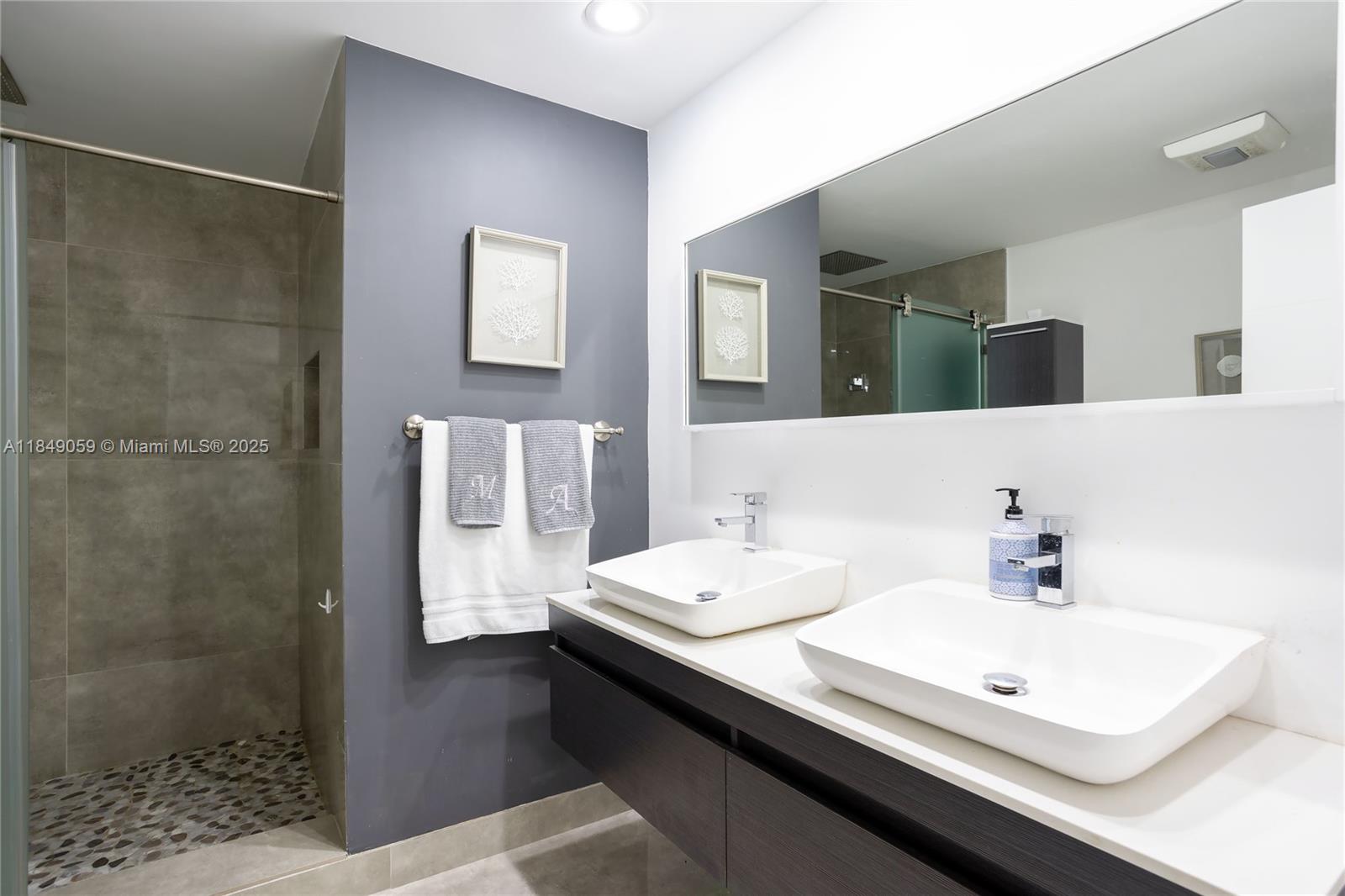 See details 330 4 / 3 2425 sq. ft. $ 2025-07-29 0 Photo